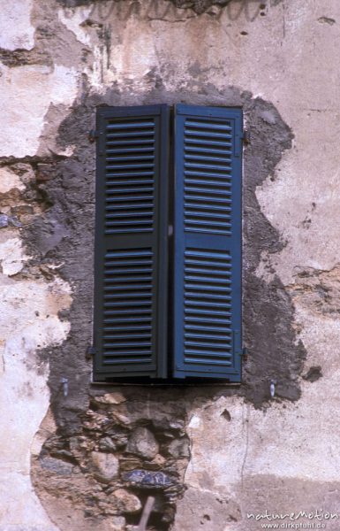Fenster in altem Mauerwerk, mit Läden verschlossen, Corte, Korsika, Frankreich