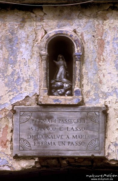 Marien-Statue in Mauernische, Corte, Korsika, Frankreich