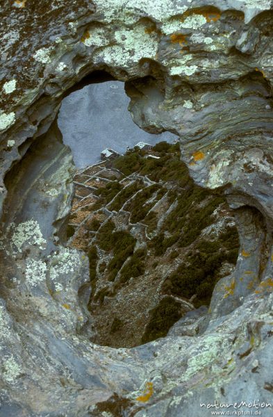 Terrassen unterhalb von Nonza, Fotografiert durch ein Loch im Fels, Korsika, Frankreich