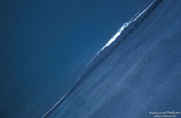 Brandungslinie am schwarzen Strand von Nonza, Aufsicht vom Felsen oberhalb des Strandes, Korsika, Frankreich