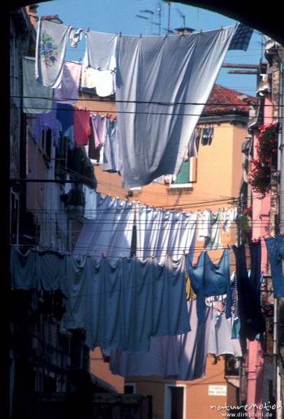 Wäscheleinen zwischen eng stehenden Hausfassaden, Laken und Wäschestücke zum trockenen aufgehängt, Hinterhof mit Wäsche, Venedig, Italien