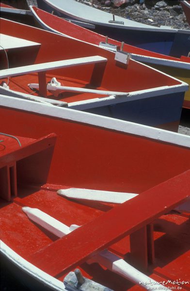 rote Bootsrümpfe mit weißen Rudern, Hafen von Valle Gran Rey, Gomera, Spanien