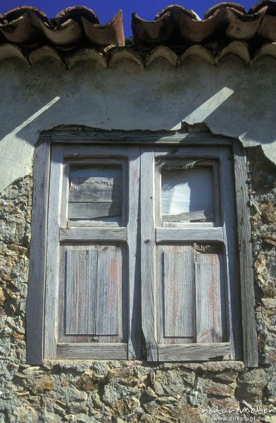 geschlossenes Fenster, verwitterter Putz, Gomera, Spanien