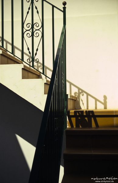 Treppe mit gusseisernem Geländer, Schatten, Calera, Gomera, Spanien