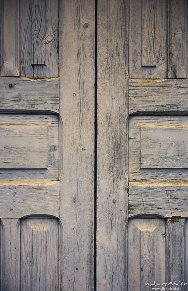 hölzerne Tür mit verwittertem Anstrich, Gomera, Spanien