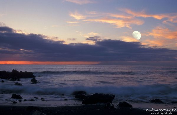 Felsküste, Sonnenuntergang, Doppelbelichtung mit Mond, Gomera, Spanien