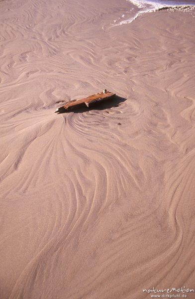 Treibholz, Sandmuster, ablaufendes Wasser am Rand eines Priels, Spiekeroog, Deutschland