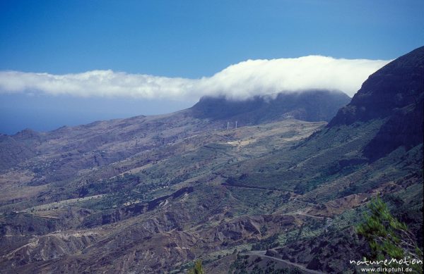 Passatwolken fließen einen Berghang hinab, Gomera, Spanien