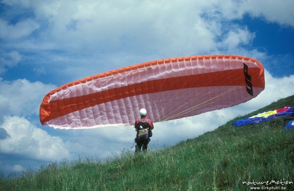 Paraglider kurz vor Start, Rhön, Rhön, Deutschland