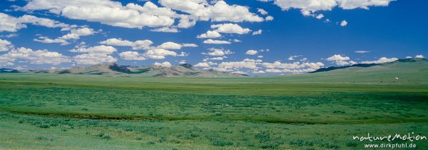 Blick über die Steppe mit bewaldeten Höhenzügen und vereinzelter Jurte (Ger), Changai, Mongolei