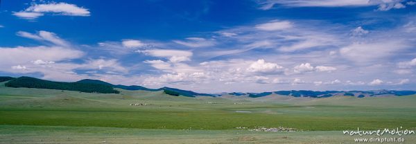 Steppe mit verstreuten Jurten (Ger) und bewaldeten Höhenzügen, Changai, Mongolei