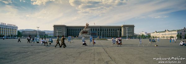 Suchbaatar-Platz mit Denkmal und Parlamentsgebäude, Stände von Fotografen, Ulaanbaatar – Ulan Bator, Mongolei