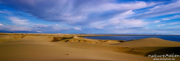 Sanddünen am Ufer des salzigen Dogon Nuur, Abendlicht, Mongol Els, Mongolei