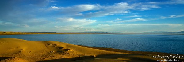 Sanddünen am Ufer des salzigen Dogon Nuur, Abendlicht, Mongol Els, Mongolei