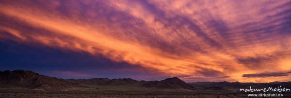 strahlenförmige Wolken, Sonnenuntergang über der Steppe, Chowd, Mongolei