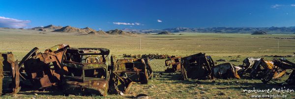 Schrott in der Steppe, dutzende, verrostete LKW-Führerhäuser liegen in der Landschaft, Chowd, Mongolei