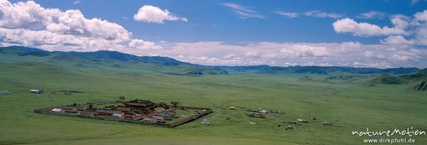 buddhistische Klosteranlage inmitten eines weiten, grünen Tals, Amarbajasgalant, Mongolei