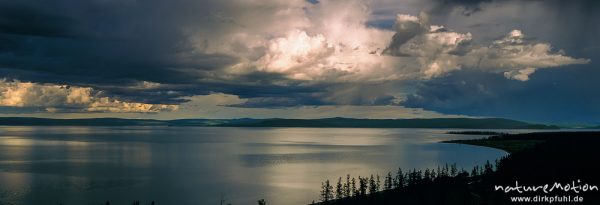 Abenddämmerung über der glatten Wasseroberfläche des Chowsgöl Nuur, Wolken, Lichtspiel, Chowsgöl Nuur, Mongolei