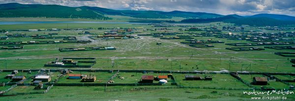 Chatgal am Ufer des Chowsgöl Nuur, Holzhäuser, durch hohe Zäune abgegrenzte Grundstücke, Chatgal, Mongolei