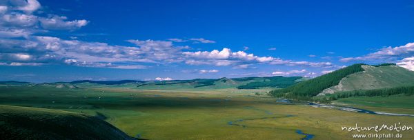 offenes Tal mit Flusslauf und verstreuten Jurten (Ger), Höhenzüge mit typischer Bewaldung, Chatgal, Mongolei