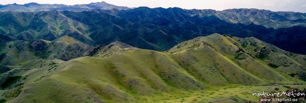 erodierte Gebirgszüge des Gurwan Saichan Gebirges, mit schütterem Gras überzogen, Wüste Gobi, Mongolei