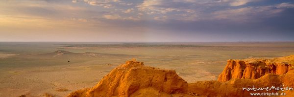 Sandsteinklippen von Bayanzag, stark erodierter, roter Sandstein, Blick über die flache Wüste, Bayanzag, Mongolei