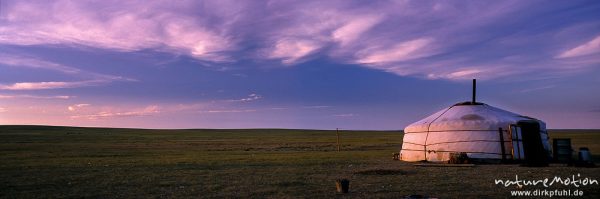 Jurte (Ger) im Abendlicht, zwischen Ulaanbaatar und Dalanzadgad, Farbvariante, , Mongolei