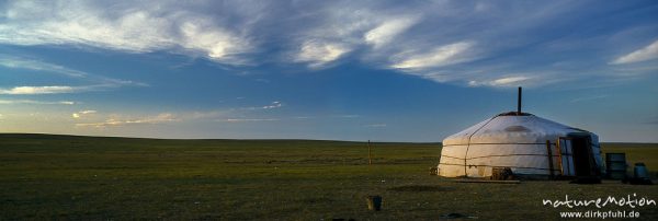 Jurte (Ger) im Abendlicht, zwischen Ulaanbaatar und Dalanzadgad, , Mongolei