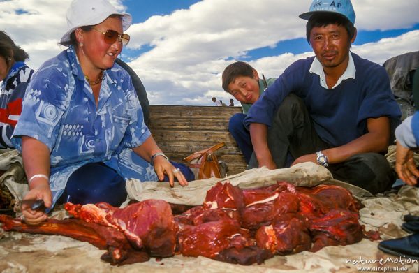 Fleischverkäufer und ihre Ware, Markt von Chowd, Chowd, Mongolei