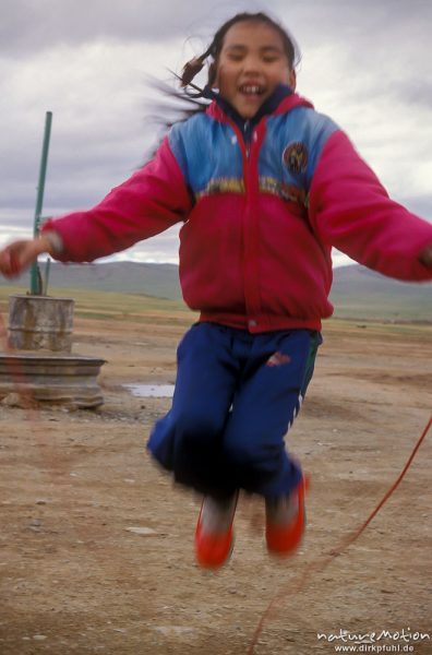 Mädchen beim Seilspringen, irgendwo am Strassenrand, Changai, Mongolei