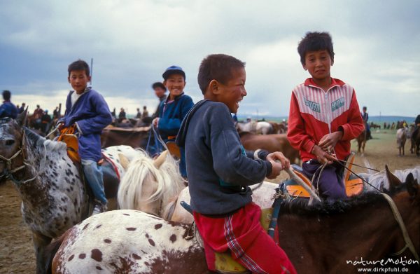 Jungen auf Pferden, Mongolei, ,