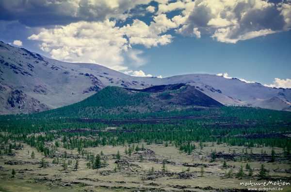 Vulkankrater inmitten der Steppe, Vulkan Chorgo, Changai, Mongolei