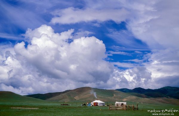 Jurte mit Holzzaun unter wolkigem Himmel, Changai, Mongolei