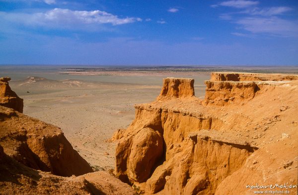 Sandsteinklippen, Blick auf die ebene Wüste, Bayanzag, Mongolei