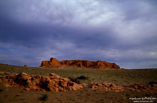 Sandsteinklippen unter wolkigem Himmel, Bayanzag, Mongolei