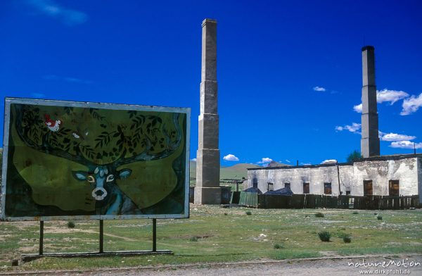 alte Fabrik oder Kraftwerk und Plakatwandf mit Hirsch, Changai, Mongolei