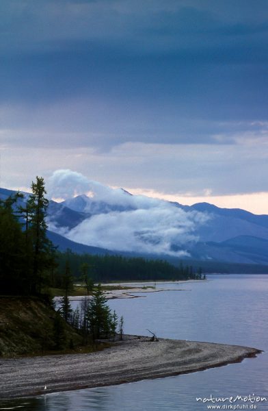 Ufer mit Kiesbänken und Wolkenschleiern, Chowsgöl Nuur, Mongolei