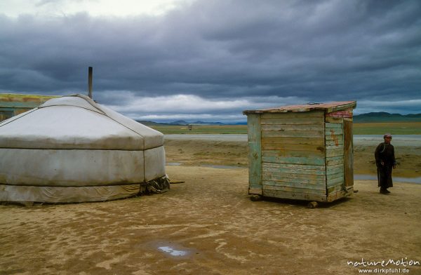Jurte und Holzverschlag, Jurtensiedlung an Fernstraße, Changai, Mongolei