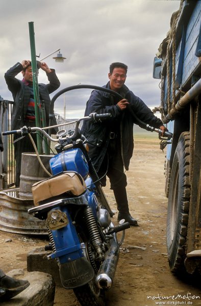 ein LKW wird aufgetankt, mongolische Tankstelle, Changai, Mongolei