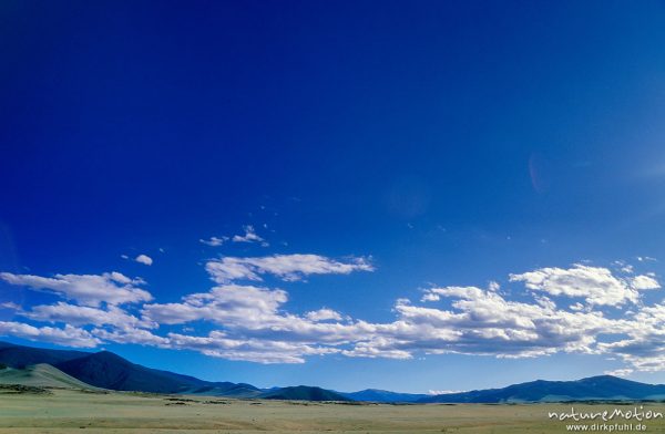 blauer Himmel über der Steppe, Changai, Mongolei