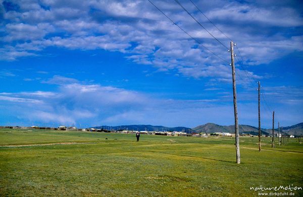 hölzerne Strommasten führen zu einer Jurtensiedlung, Changai, Mongolei