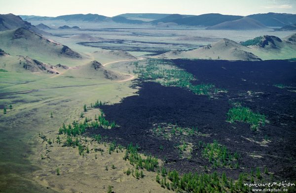 Lavafeld des letzten Ausbruchs des Vulkans Chorgo, Blick vom Gipfel des Kraters, Changai, Mongolei