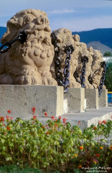 Löwenstatuen am Denkmal für Suchbaatar, Ulaanbaatar – Ulan Bator, Mongolei