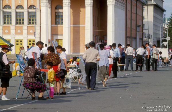 Maler, Fotografen und Touristen auf dem Suchbaatar-Platz, Ulaanbaatar - Ulan Bator, Mongolei