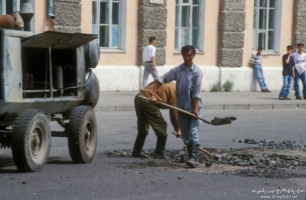 Bauarbeiter bessern ein Schlagloch aus, Ulaanbaatar - Ulan Bator, Mongolei