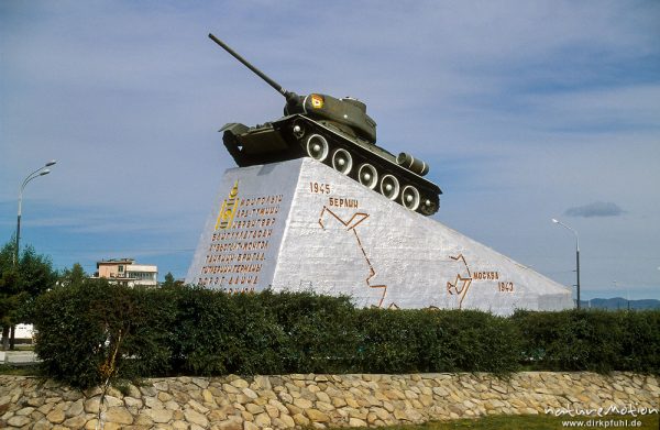 Sowjetischer T-34 Panzer als Denkmal an der Dschingis Avenue zwischen Flughafen und Stadtzentrum, Ulaanbaatar - Ulan Bator, Mongolei