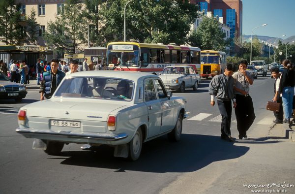 Autoverkehr, Fußgängerüberweg, Strassenszene, Passanten, Ulaanbaatar - Ulan Bator, Mongolei