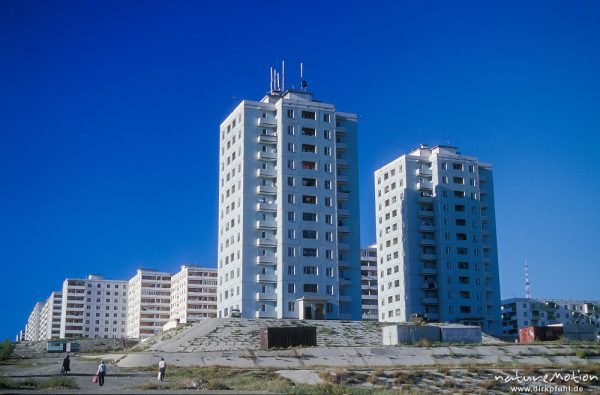 Plattenbausiedlung, weiße Hochhäuser vor blauem Himmel, Ulaanbaatar - Ulan Bator, Mongolei