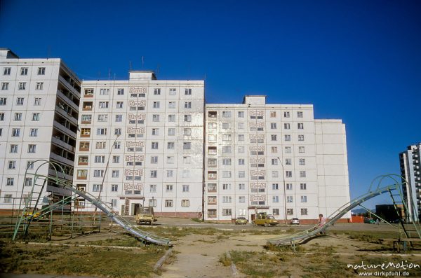 zwei Rutschen, Kinderspielplatz inmitten Plattenbau-Siedlung, Ulaanbaatar – Ulan Bator, Mongolei