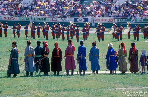 Einzug der Wettkämpfer ins Stadion, Bodgenschützen und Militärkapelle, Ulaanbaatar - Ulan Bator, Mongolei